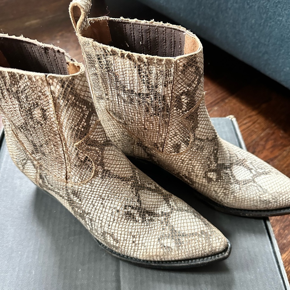 Frye Sasha Chelsea boot NWT